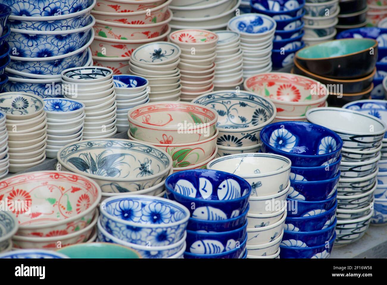 Selezione di ciotole in porcellana in vendita a Marke, Hoi An, Vietnam Foto Stock