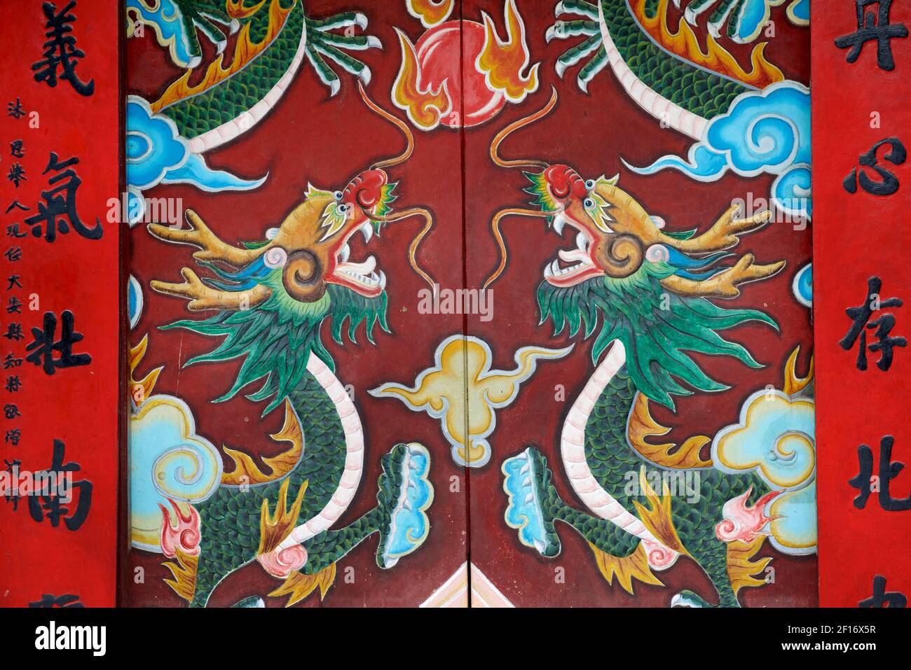 Draghi ornatamente dipinti sulle porte della Pagoda di Quan Cong. Tempio di Chua Ong, Hoi An, Viet Nam Foto Stock
