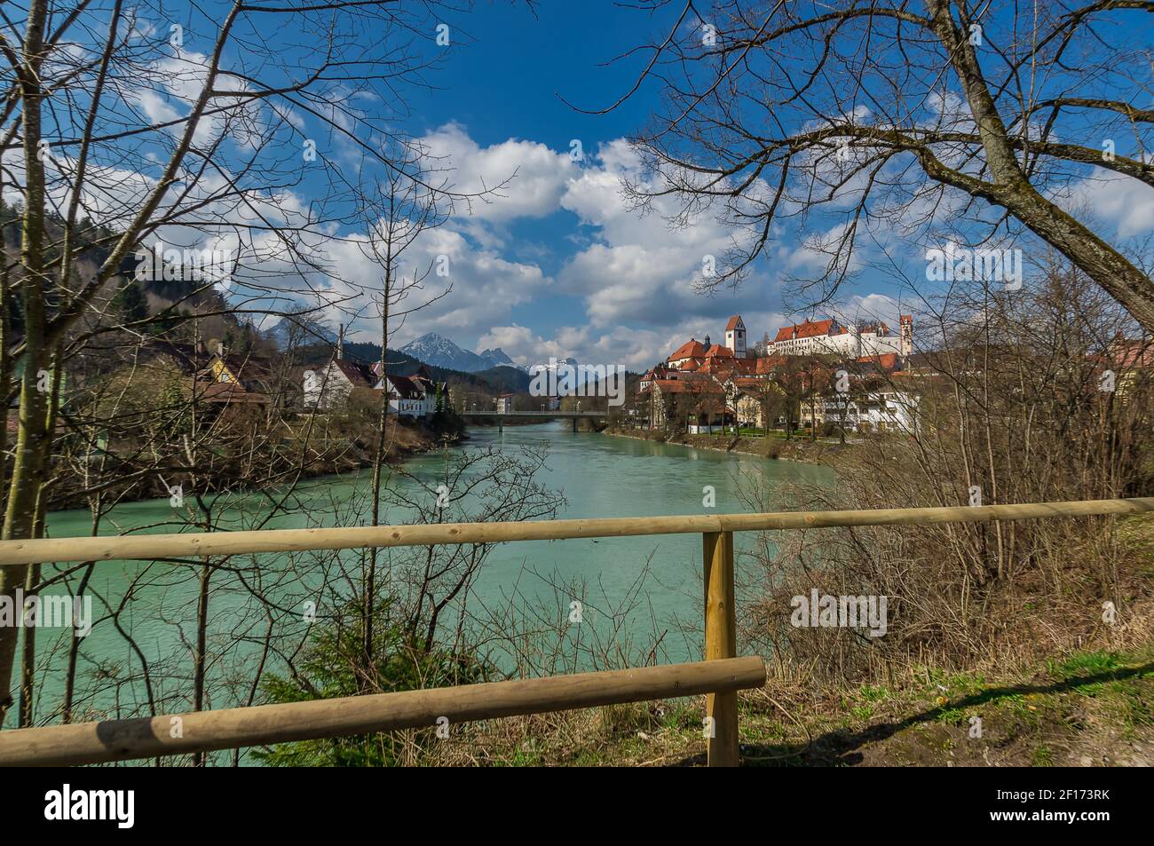 Vista sul fiume Lech nella città di Fuessen e le montagne alp sullo sfondo in una giornata meravigliosa con un cielo blu in primavera. Foto Stock