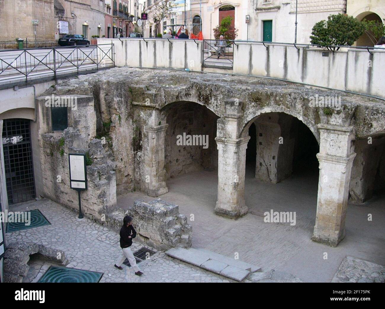 Gli scavi proseguono sotto Piazza Vittorio Veneto, la piazza principale della città alta di Matera, che ha scoperto i resti di un'antica chiesa sotterranea e di un monastero di Matera. (Foto di Carol Pucci/Seattle Times/MCT/Sipa USA) Foto Stock