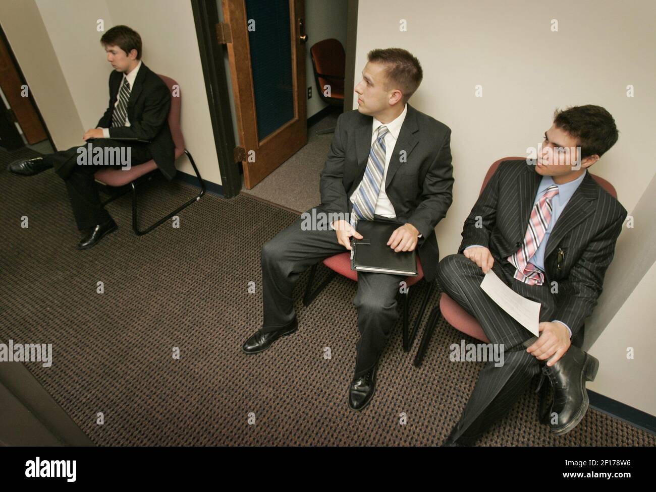 Vestiti per successo, gli studenti dell'Università del Kansas Brandon Trice  (da sinistra), Tom o'Dea e Ari Shapiro hanno atteso interviste di lavoro il  mese scorso al Centro di carriera dell'Università di Lawrence,