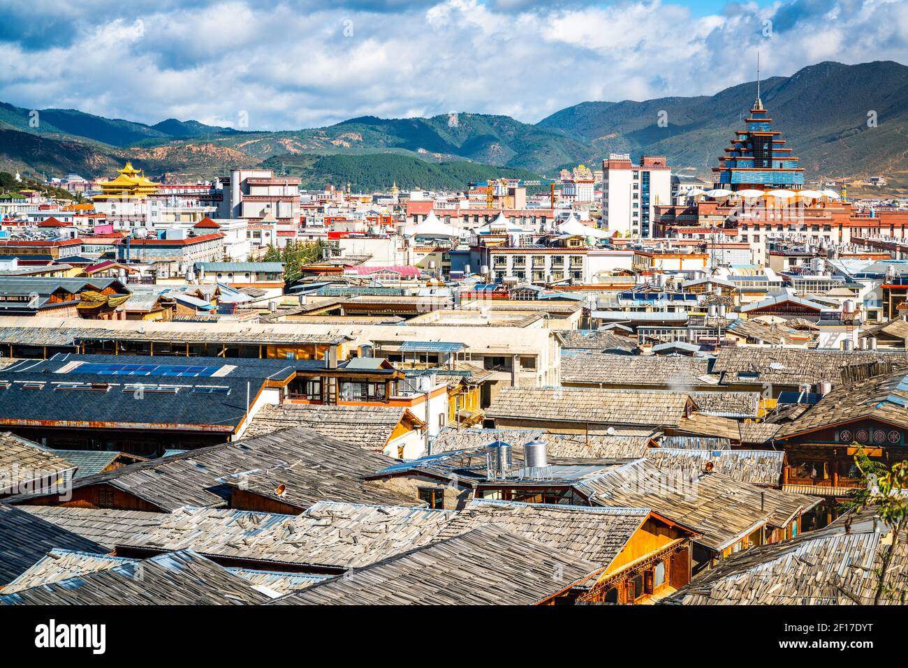 Vista dei tetti della città vecchia tibetana di Dukezong e del paesaggio cittadino di Shangri-la Shangrila Yunnan Cina Foto Stock