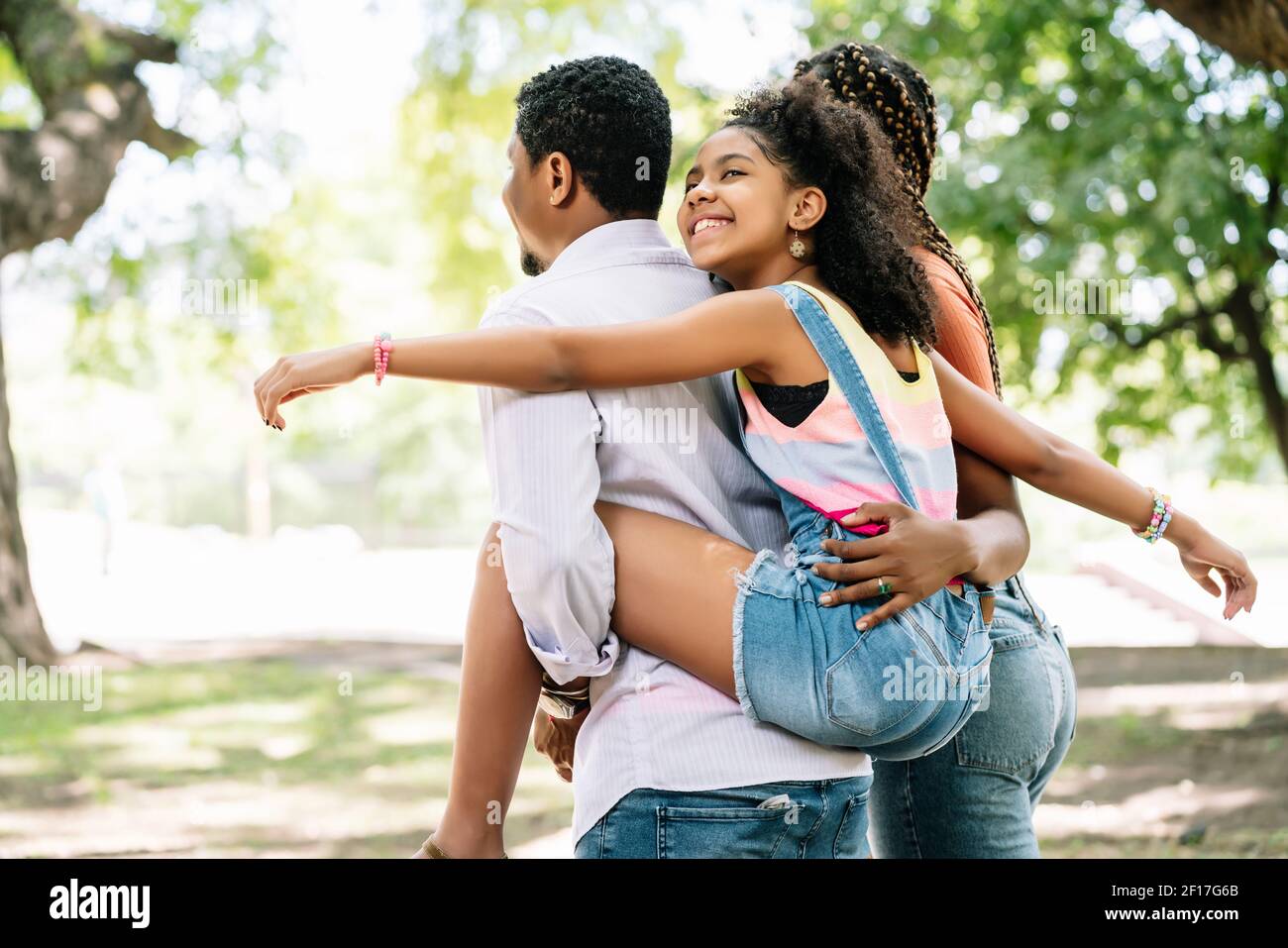 La famiglia si diverse insieme al parco. Foto Stock