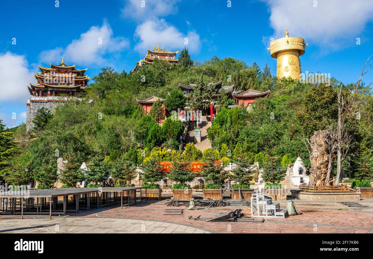 Shangrila , 8 ottobre 2020 : Tempio di Guishan Daho con la ruota di preghiera buddista gigante tibetana nel parco di Guishan nel centro storico di Dukezong a Shangri-la Yunna Foto Stock