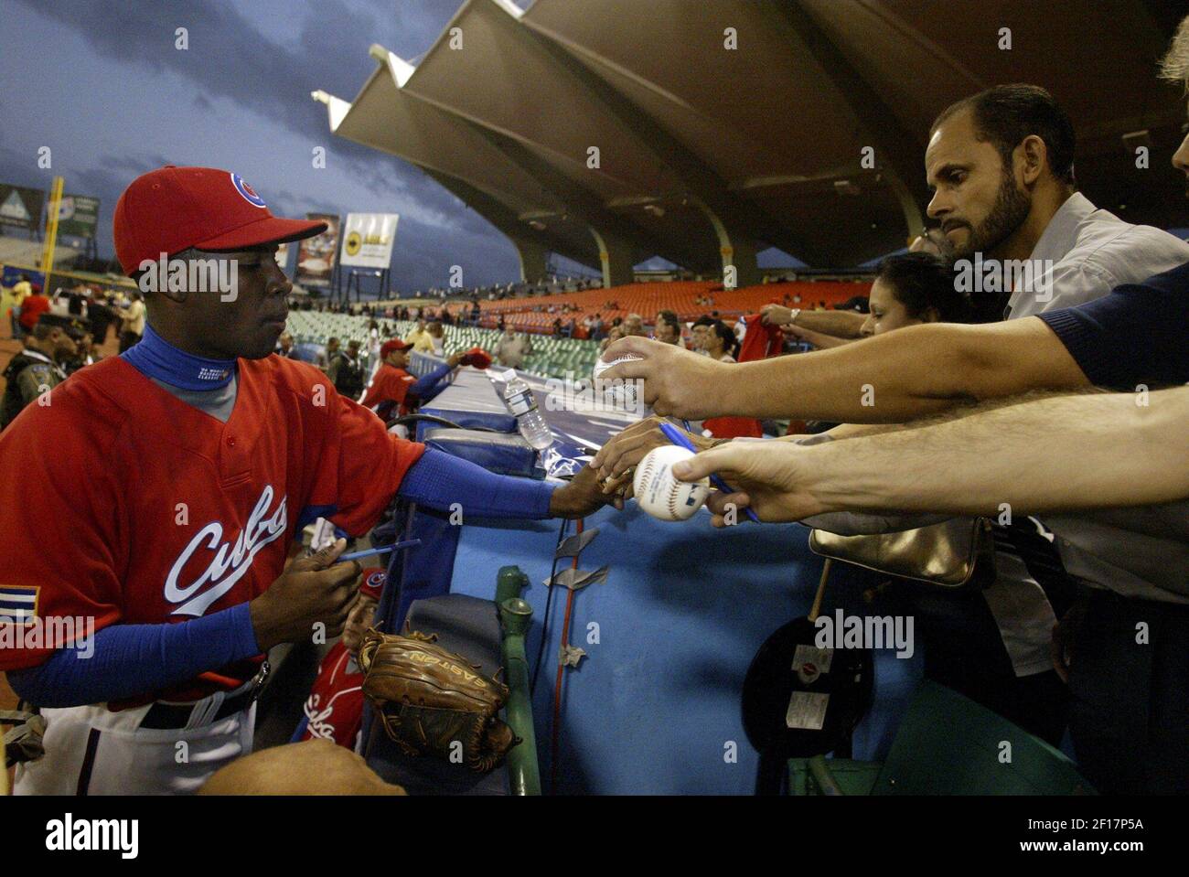 L'infedeler di Cuba Rudy Reyes firma autografi prima della partita contro i Paesi Bassi nel World Baseball Classic. Cuba sconfisse i Paesi Bassi, 11-2, a San Juan, Porto Rico, giovedì, 9 marzo 2006. (Foto di Raul Rubiera/Miami Herald/KRT) Foto Stock