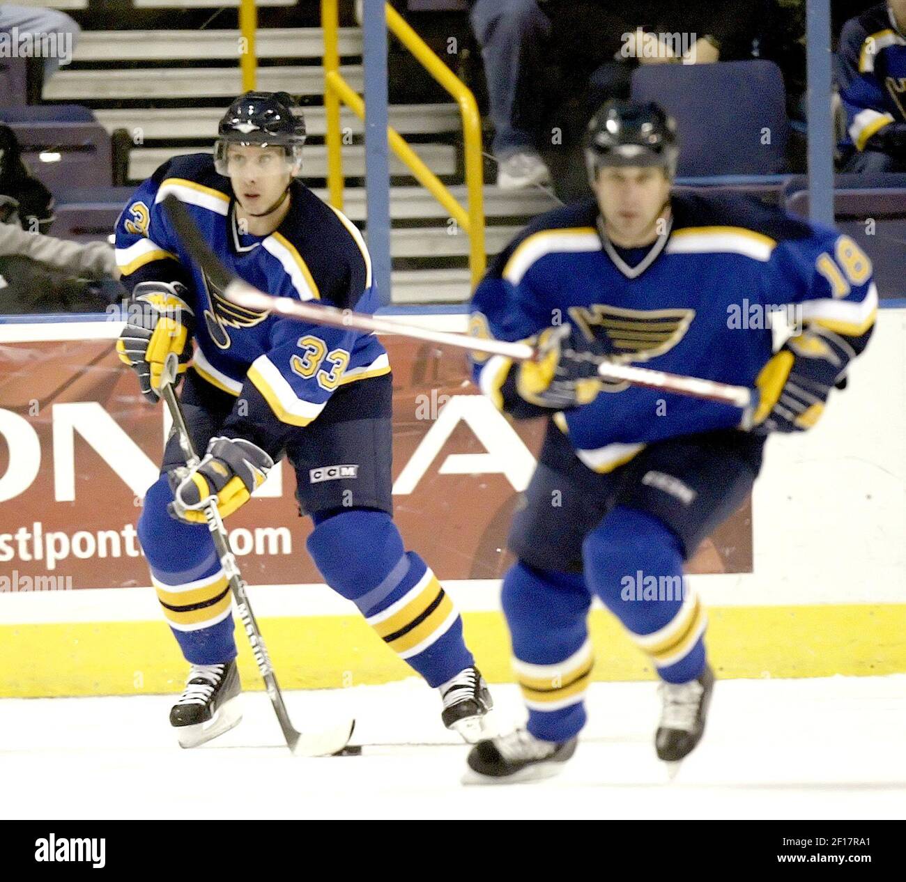 Steve Poapst, il difensore di St. Louis Blues, porta il ghiaccio contro i diavoli del New Jersey durante il primo periodo di azione al Savvis Center di St. Louis, Missouri, martedì 17 gennaio 2006. (Foto di Chris Lee/St. Louis Post-Dispatch/KRT) Foto Stock