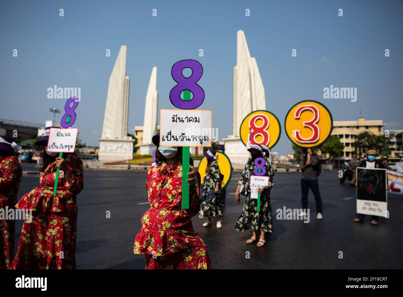 Thailandia. 8 Marzo 2021. La gente marcia nella Giornata internazionale della donna, richiamando l'attenzione sull'ILO C190 e C183 (leggi rispettivamente sulle molestie e sulla violenza sul posto di lavoro e sulla protezione della maternità), portando anche segni a forma di "8" come data della Giornata internazionale della donna in tutto il mondo, a Bangkok, Thailandia, lunedì, marzo 08; 2021. Le donne, e alcuni uomini, indossavano anche abiti con palloncini sotto per attirare ulteriormente l'attenzione sulle questioni della maternità. Credit: Andre Malerba/ZUMA Wire/Alamy Live News Foto Stock