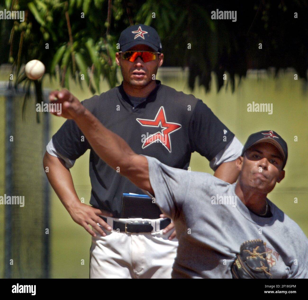 KRT SPORT STORIA SBATTERE: BBO-VENEZUELA KRT FOTOGRAFIA DI PATRICK FARRELL/MIAMI HERALD (SOUTH FLORIDA SUN-SENTINEL OUT) (febbraio 18) UNA giovane prospettiva di baseball lavora fuori alla Houston Astros Baseball Academy a Valencia, Venezuela, come il pitching coach Oscar Padron guarda sopra. (Foto di cdm) 2005 (diversità) Foto Stock