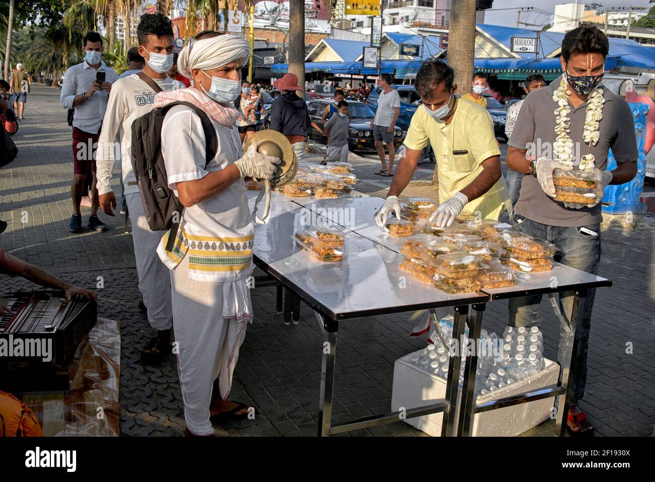 I devoti di Hare Krishna aiutano distribuendo cibo gratuito a. I poveri della Thailandia Sud-est asiatico Foto Stock