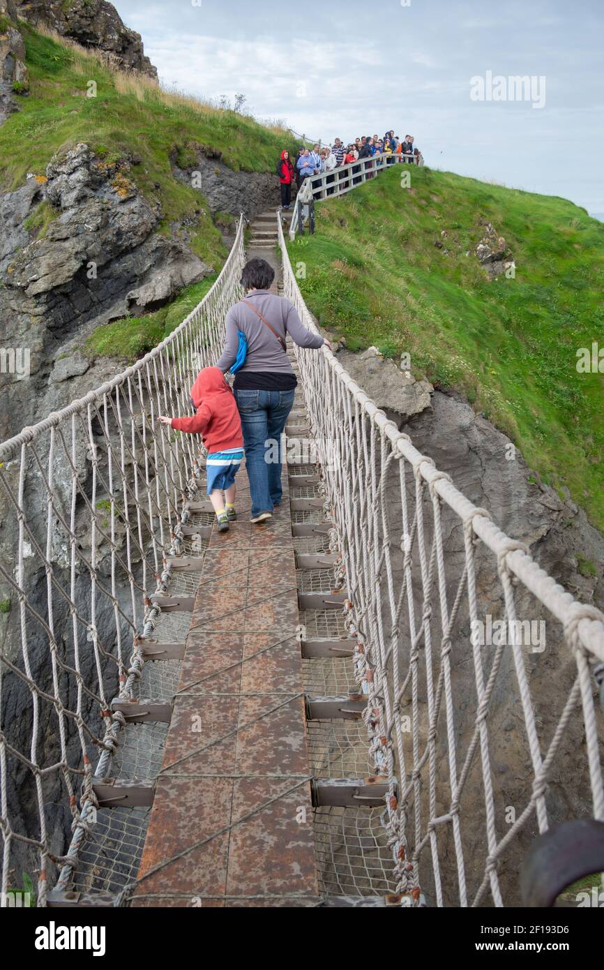 Ponte di corda di Carrick-a-Rede, Carrick-a-Rede National Trust, Ballintoy, County Antrim, Irlanda del Nord, REGNO UNITO Foto Stock