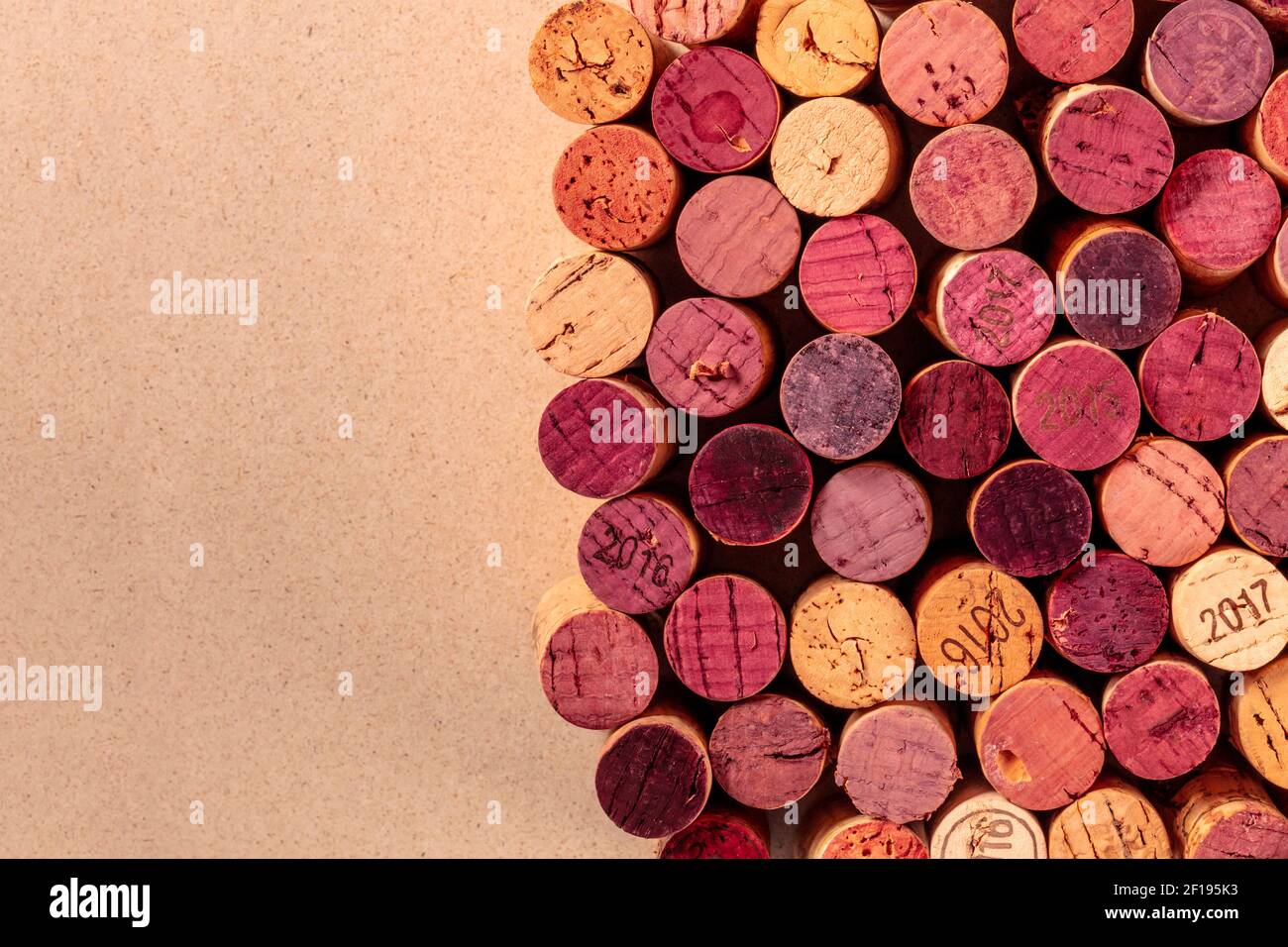 La texture di sfondo dei tappi dei vini, un modello di design per un banner  o