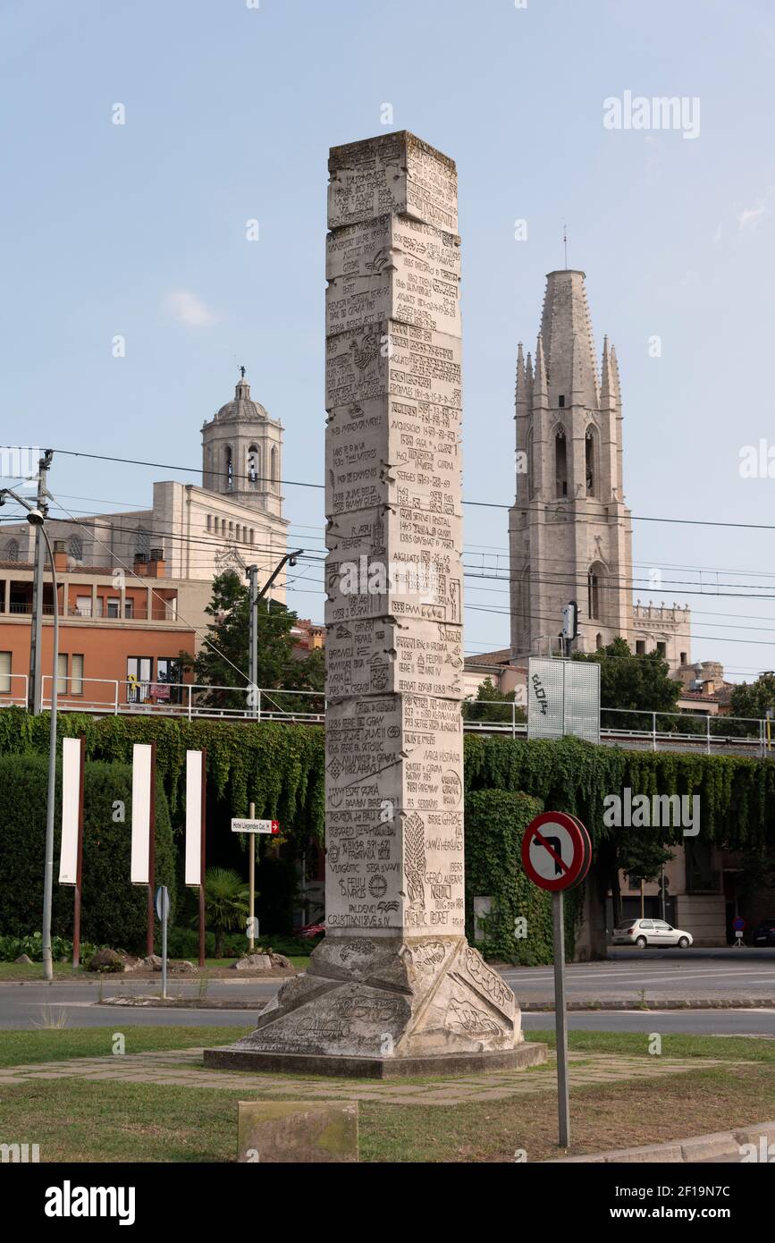 Colonna di storia di Girona (1985 di Domènec Fita Molat). Scultura realizzata in stile colonna commemorativa romana. Girona. Catalogna. Spagna Foto Stock