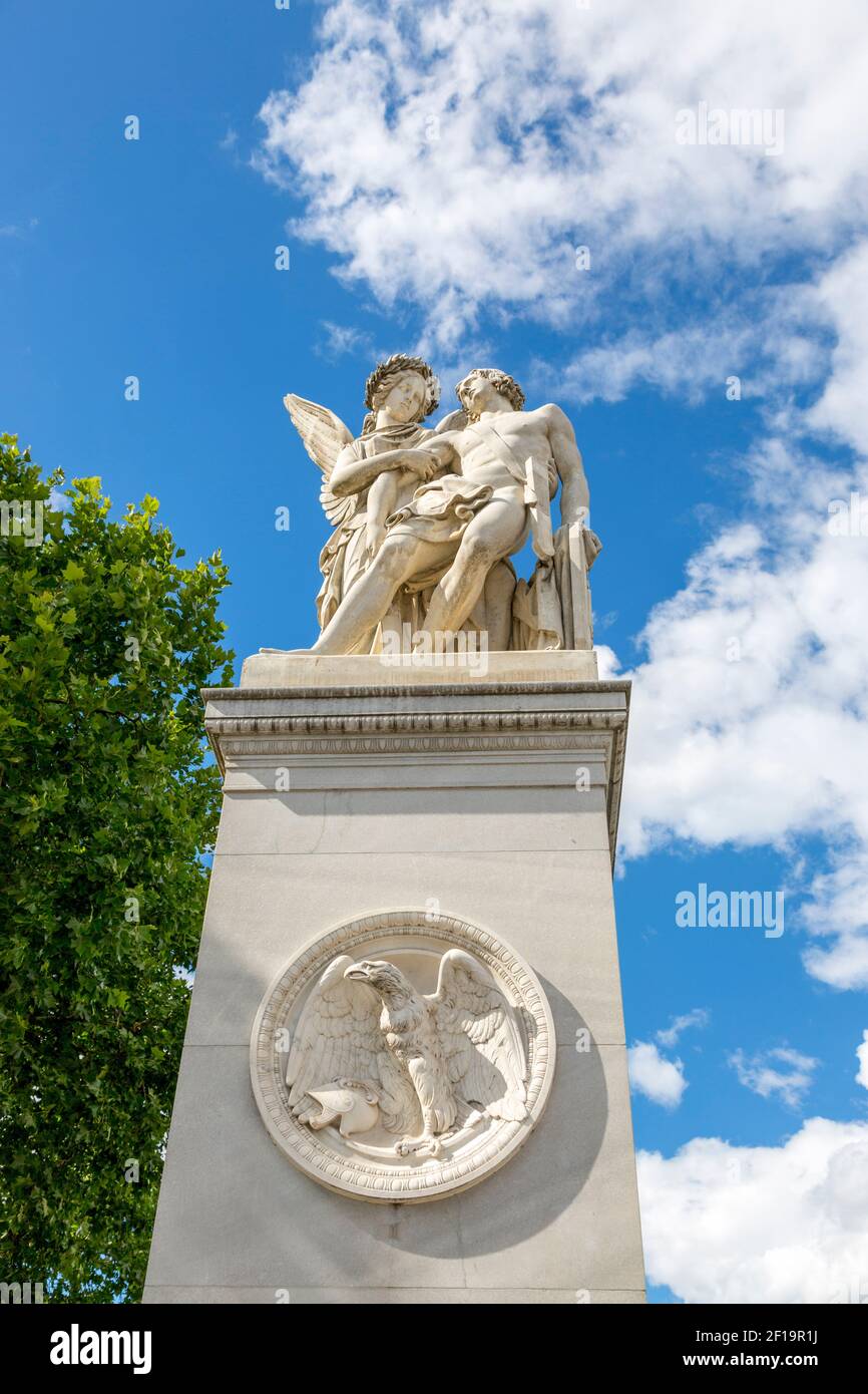 Berlino, Germania - 01 luglio 2018: Scultura sul Ponte del Palazzo nel centro di Berlino Foto Stock