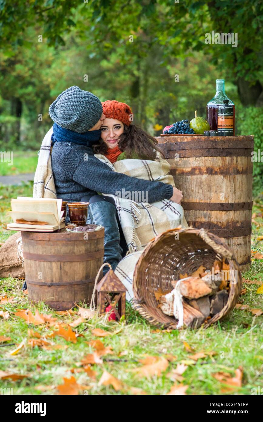 Coppia amorevole nel giardino d'autunno Foto Stock