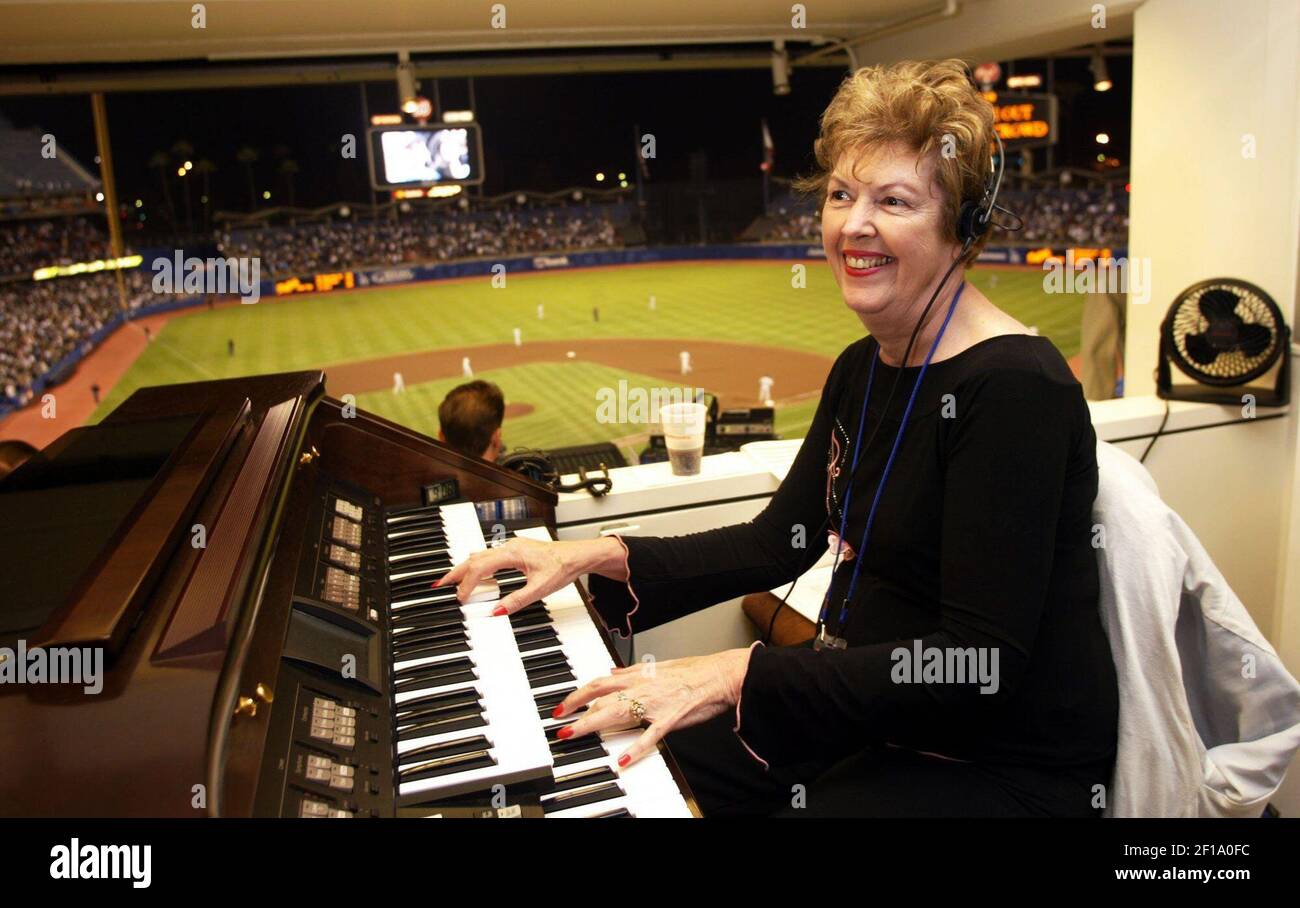 -- NO MAGS, NO SALES -- KRT SPORT STORIA SLUGGED: BBO-ORGANIST-SPORTSPLUS KRT FOTOGRAFIA DI ROD MAR/SEATTLE TIMES (2 giugno) Nancy Bea Hefley, organista per i Los Angeles Dodgers, a Los Angeles, California, è una rarità nel baseball della Major League. (Foto di nk) 2004 Foto Stock