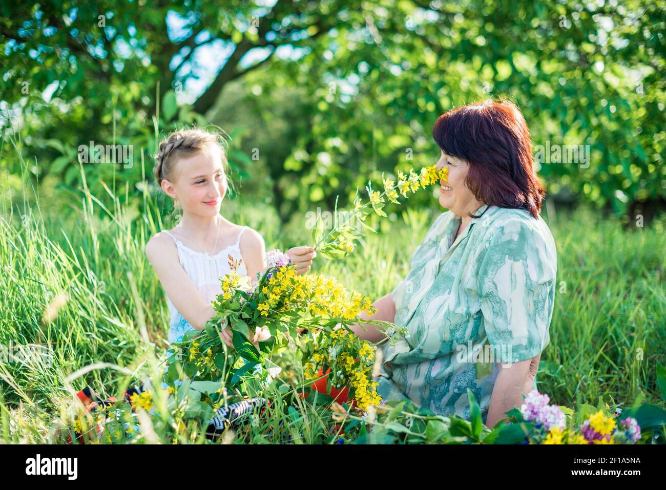 Nonna e nipote con fiori Foto Stock