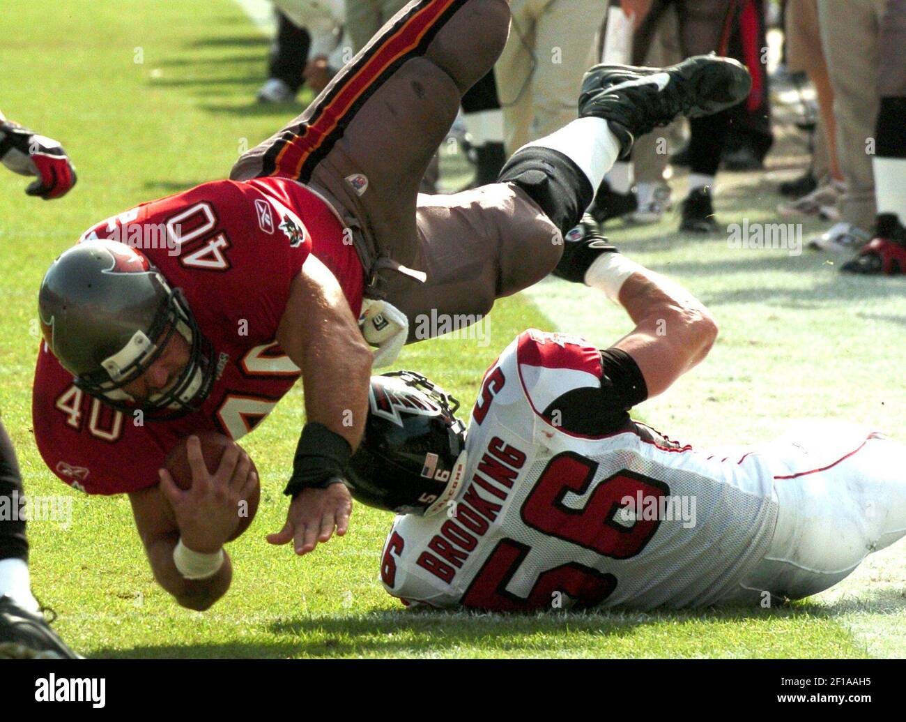 KRT SPORT STORIA SLUGGED: FALCONS-BUCS KRT FOTOGRAFIA DI JOHN RAOUX/ORLANDO SENTINEL (MIAMI OUT) (5 dicembre) TAMPA, FL -- Tampa Bay Buccaneers fullback Mike Alstott (40) grind up yardage contro Atlanta Falcons linebacker Keith Brooking. I Buccaneers hanno sconfitto i Falcons, 27-0, al Raymond James Stadium di Tampa, Florida, domenica 5 dicembre 2004. (Foto di cdm) 2004 Foto Stock