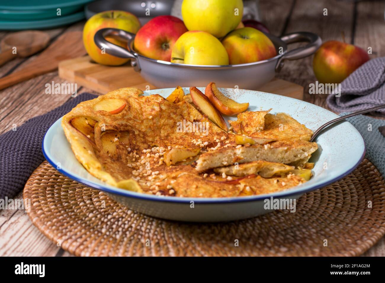 Pancake di riso con mele smaltate, mandorle tostate e cannella su un piatto Foto Stock