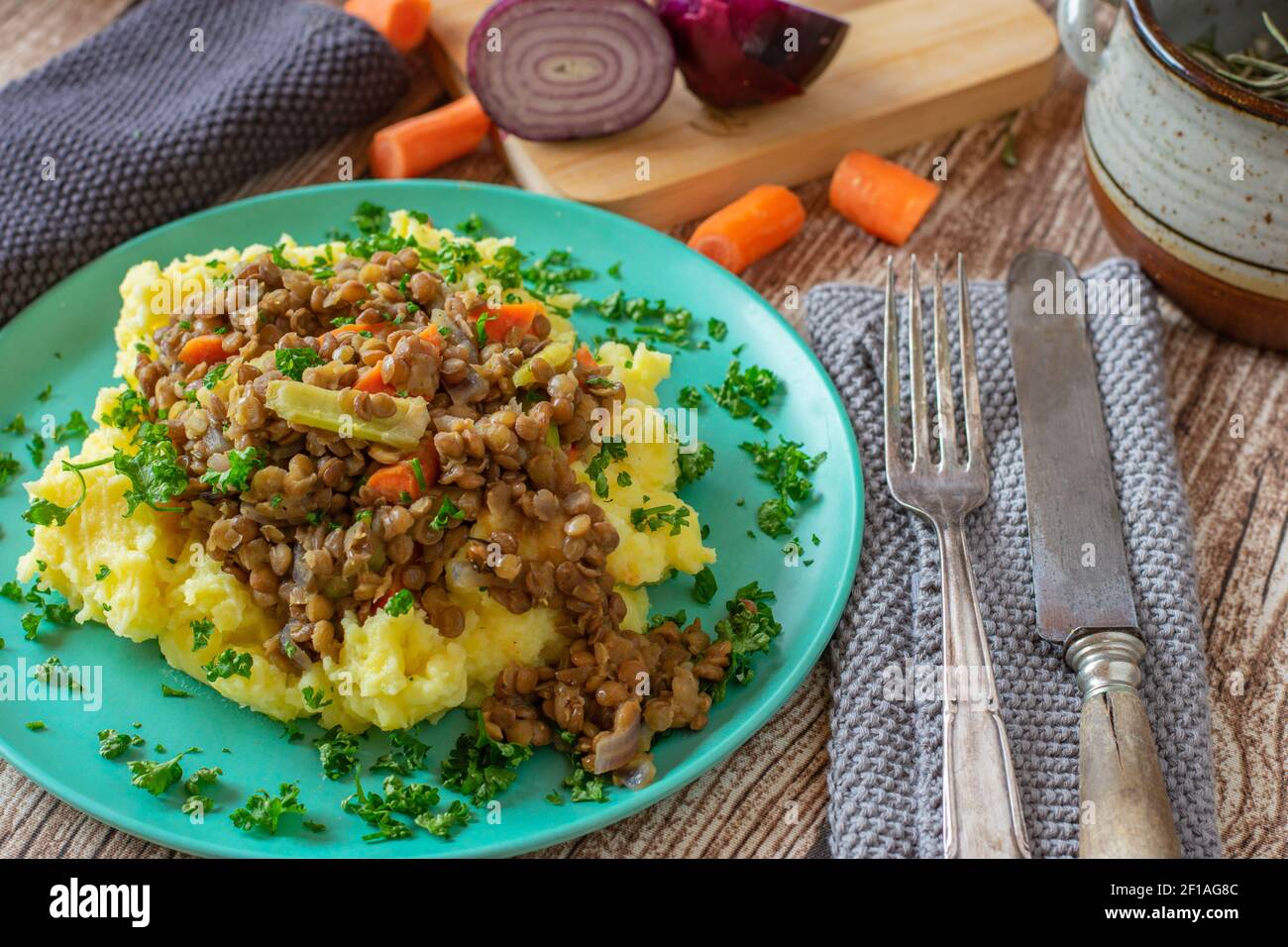 Piatto vegetariano con lenticchie, verdure e patate Foto Stock