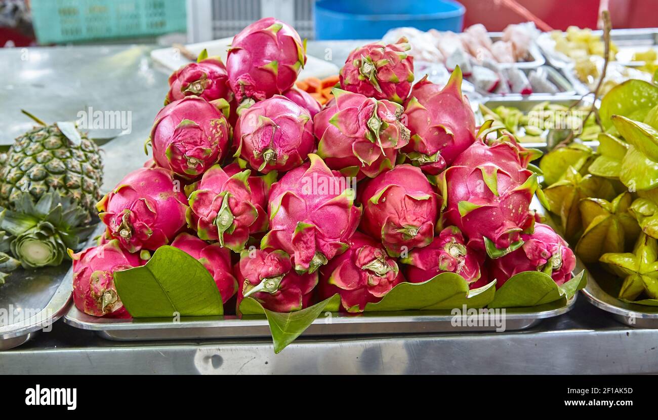 Una frutta tropicale esotica al mercato pitahaya frutta Foto Stock