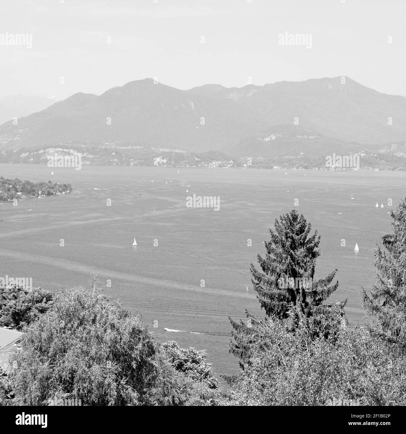 In italia panorama del lago e della montagna Foto Stock