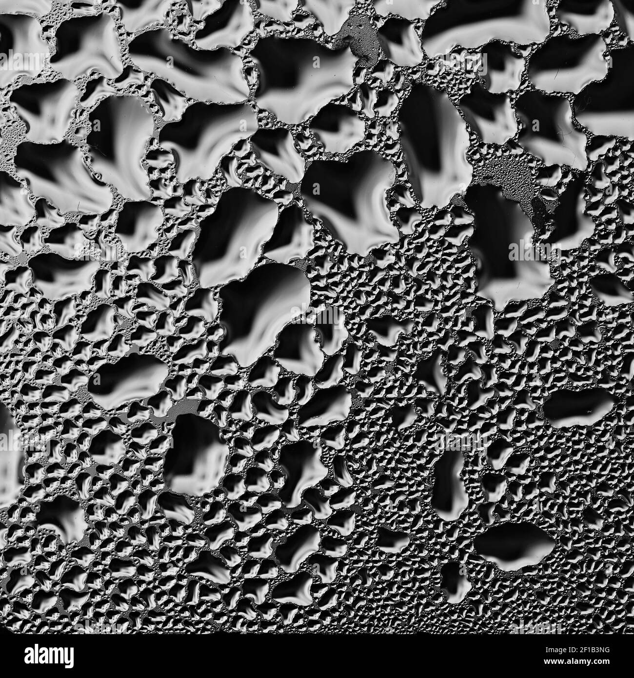 Sfondo astratto colorato. Bella macro shot di gocce d'acqua su una finestra. Foto Stock