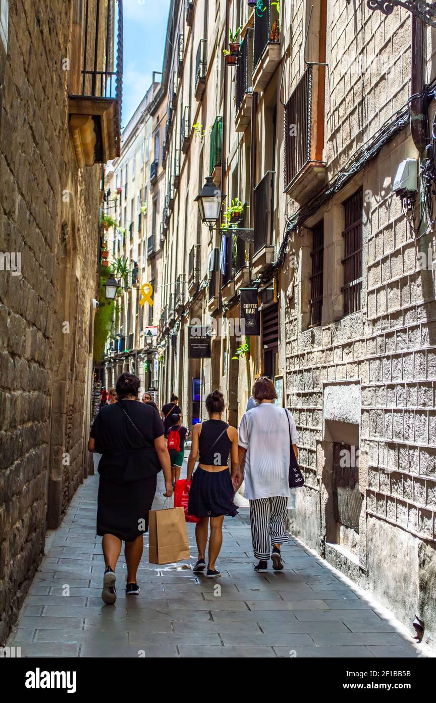 Barcellona, Spagna - 24 luglio 2019: Persone che camminano nelle strette strade del quartiere romano di Barcellona, Spagna Foto Stock