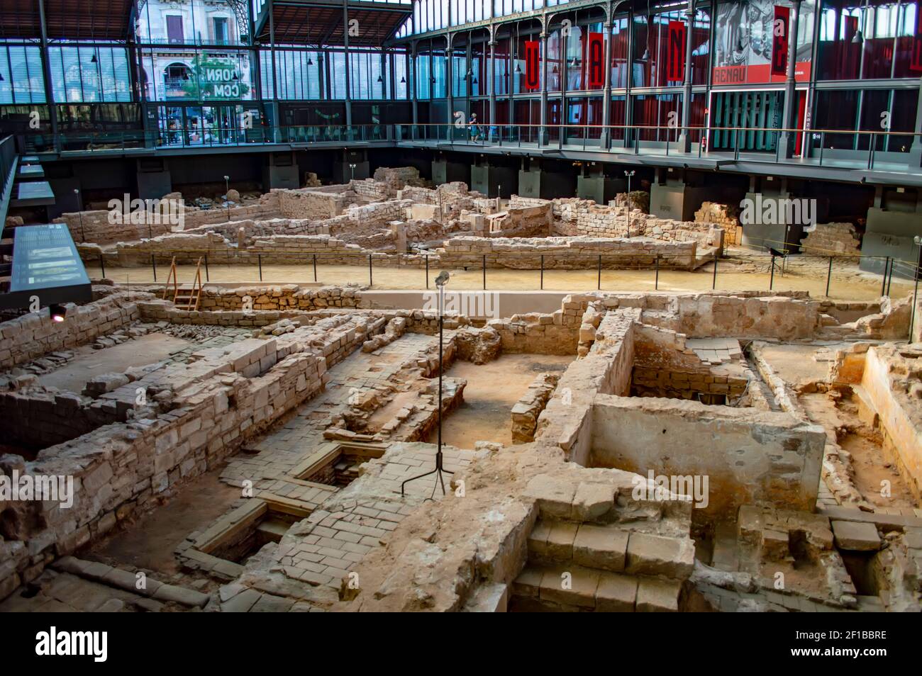 Barcellona, Spagna - 25 luglio 2019: Rovine medievali e sito archeologico presso il centro culturale El Born di Barcellona, Catalogna, Spagna Foto Stock