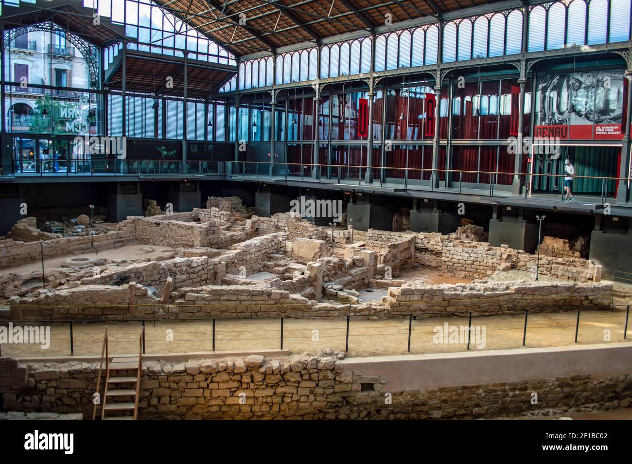 Barcellona, Spagna - 25 luglio 2019: Rovine della città medievale presso il sito archeologico del centro culturale El Born a Barcellona, Catalogna, Spagna Foto Stock