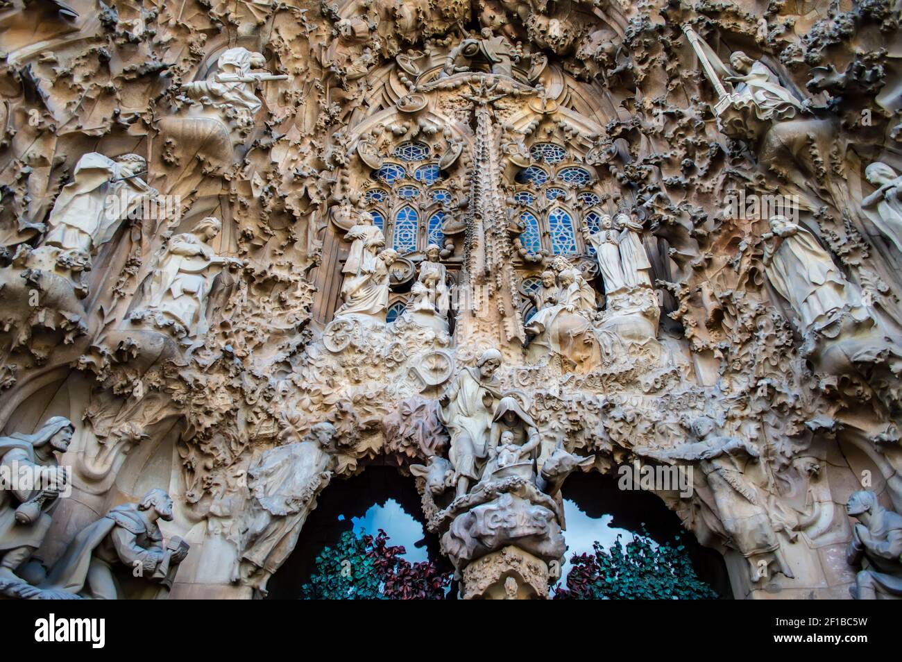 Barcellona, Spagna - 25 luglio 2019: Decorazioni esterne della famosa cattedrale della Sagrada Familia di Antoni Gaudi a Barcellona, Spagna Foto Stock