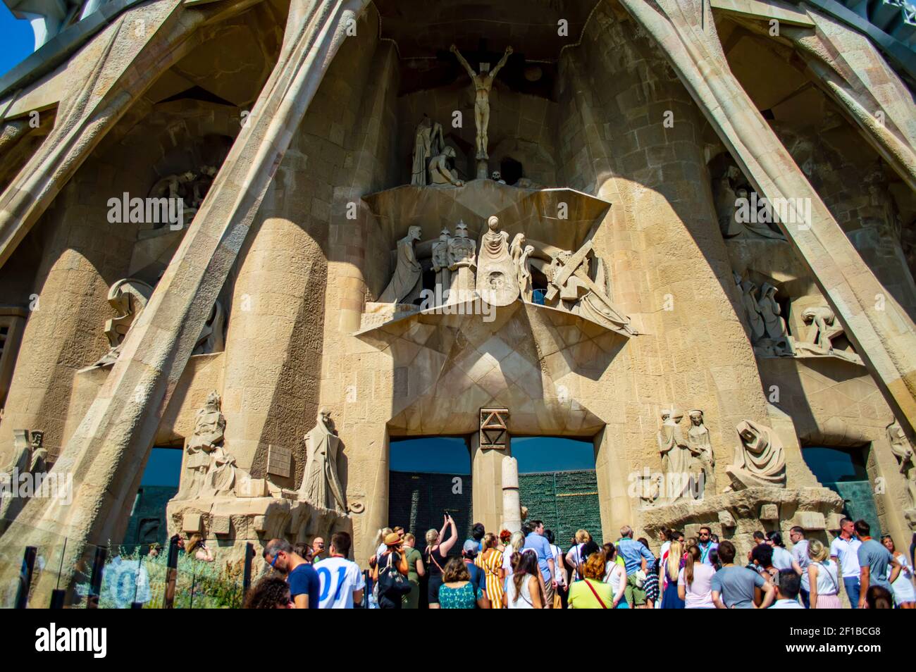 Barcellona, Spagna - 25 luglio 2019: Persone riunite all'ingresso della cattedrale della Sagrada Familia a Barcellona, Catalogna, Spagna Foto Stock