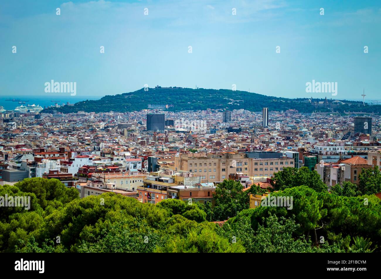 Barcellona, Spagna - 26 luglio 2019: Vista aerea di edifici e grattacieli di Barcellona, Spagna Foto Stock