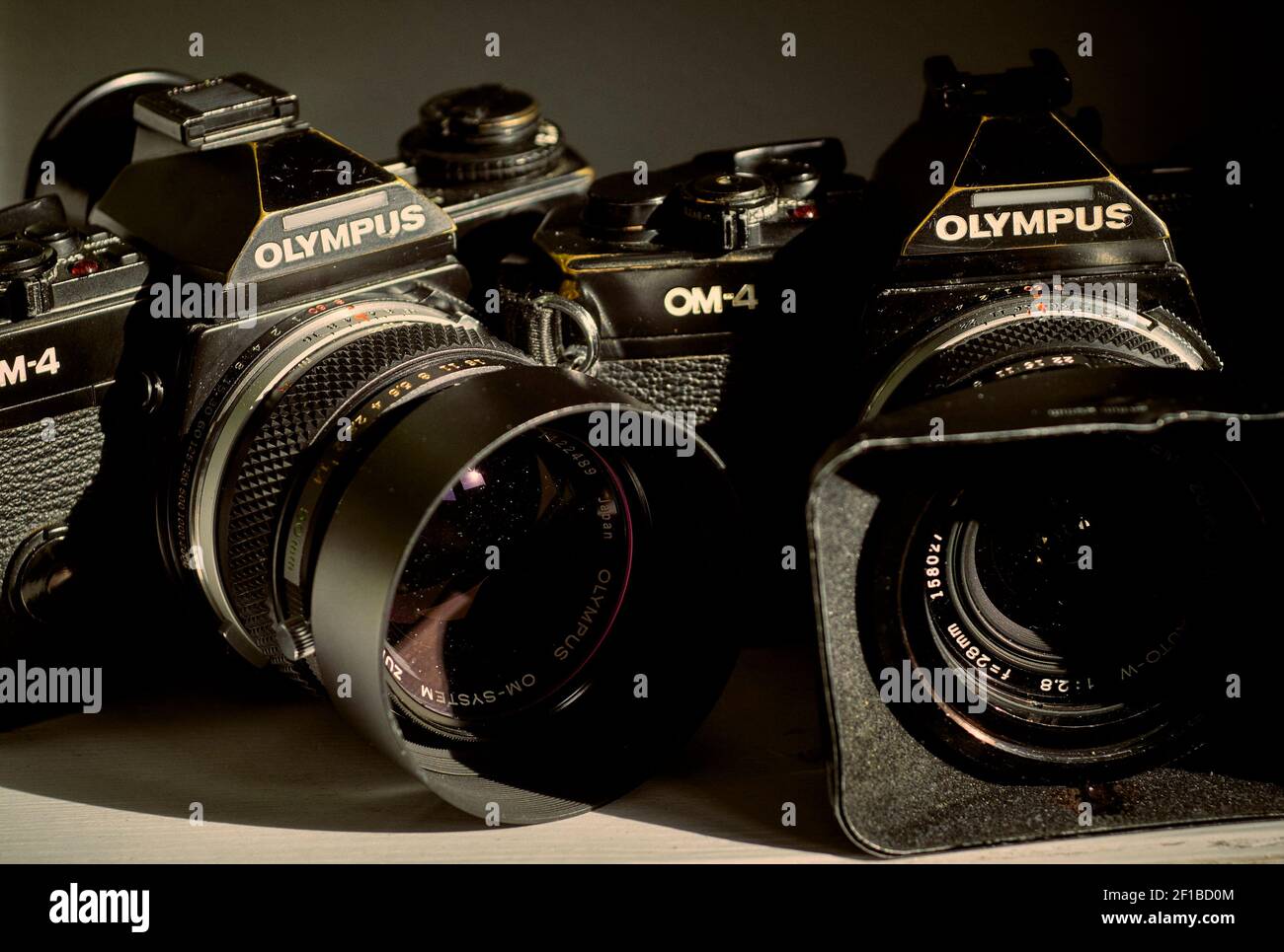 Due fotocamere reflex Olympus a obiettivo singolo con pellicola da 35 mm  Foto stock - Alamy