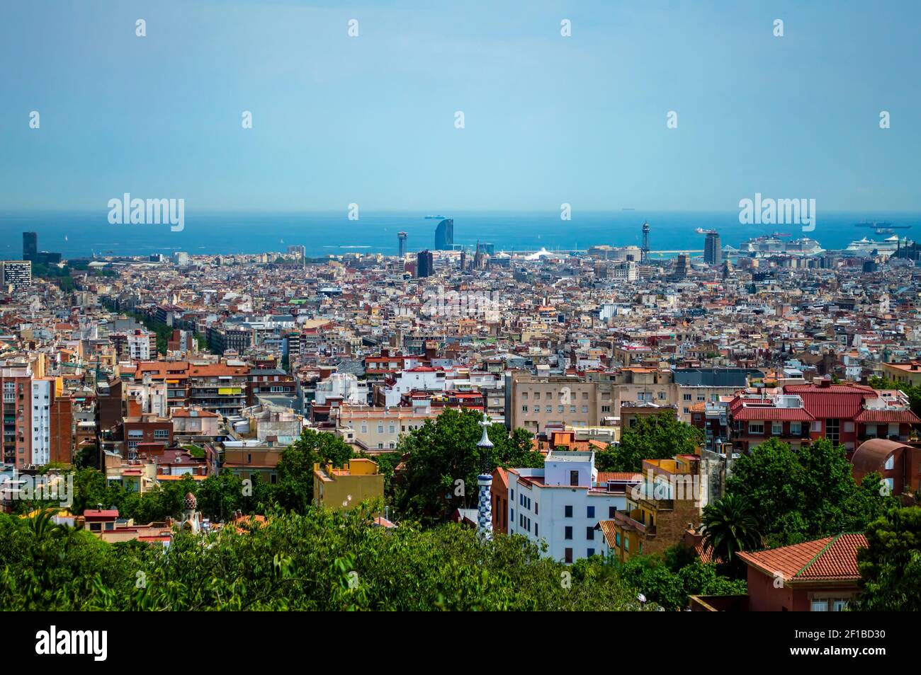 Barcellona, Spagna - 26 luglio 2019: Vista aerea della città di Barcellona e del Mar Mediterraneo, Catalogna, Spagna Foto Stock