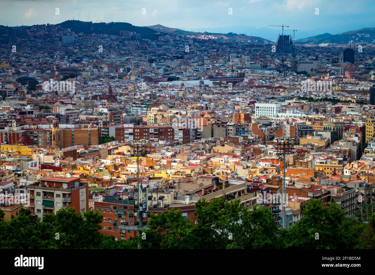 Barcellona, Spagna - 27 luglio 2019: Vista aerea della città di Barcellona in una giornata nuvolosa in Catalogna, Spagna. Foto Stock