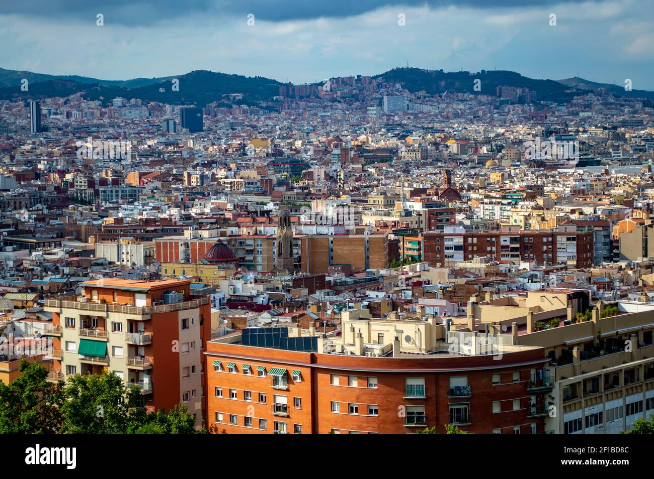 Barcellona, Spagna - 27 luglio 2019: Vista panoramica della città di Barcellona al tramonto, Catalogna, Spagna Foto Stock