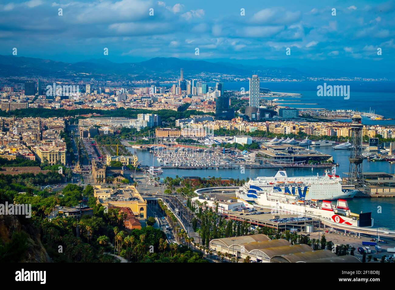 Barcellona, Spagna - 27 luglio 2019: Vista aerea del mare Barcellona e della costa mediterranea, Catalogna, Spagna Foto Stock