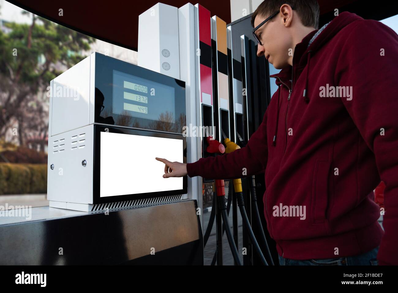 Stazione di riempimento self-service. Un uomo che utilizza un touchscreen Foto Stock