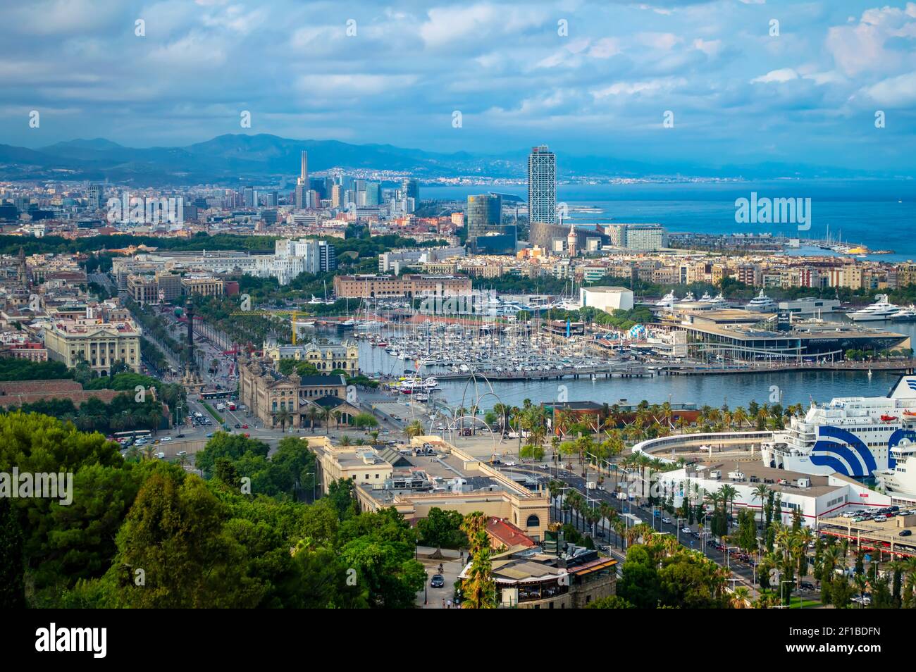 Barcellona, Spagna - 27 luglio 2019: Splendida vista panoramica della costa di Barcellona e del Mar Mediterraneo in una giornata estiva, Catalogna, Spagna Foto Stock