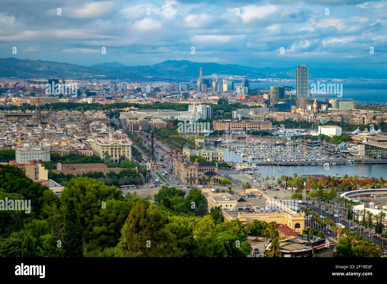 Barcellona, Spagna - 27 luglio 2019: Vista aerea della città di Barcellona e del Mar Mediterraneo in una bella giornata estiva, Catalona, Spagna Foto Stock