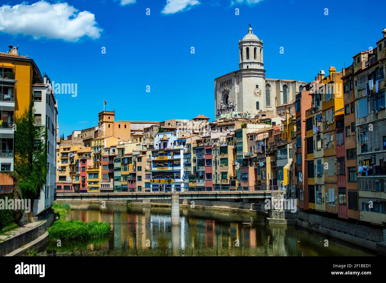 Girona, Spagna - 28 luglio 2019: Cattedrale di Santa Maria e colorate case lungo il fiume del quartiere ebraico nella città di Girona, Catalogna, Spagna Foto Stock