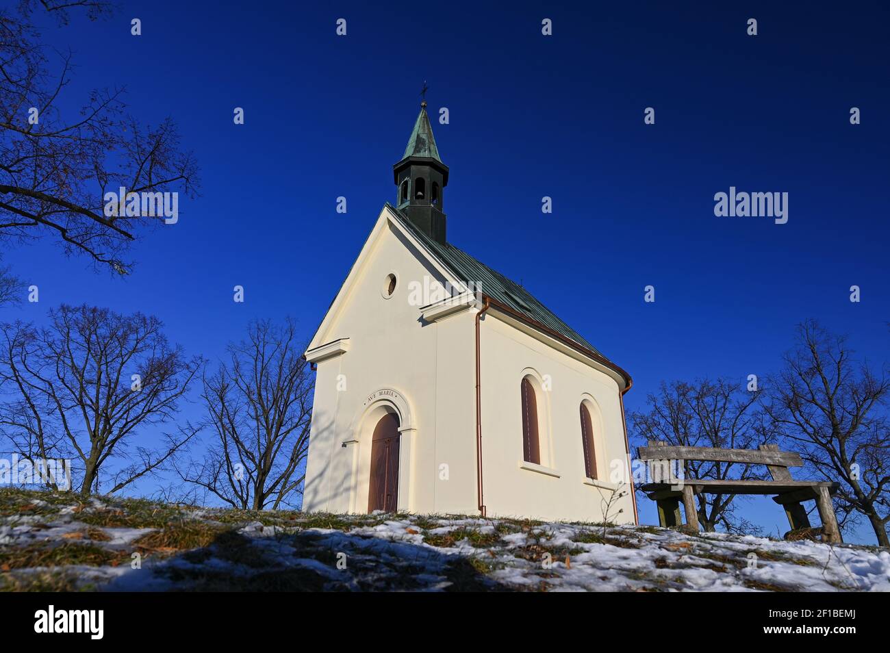 Bellissimo paesaggio invernale con chiesa. Giorno invernale soleggiato. Brno - Líšeò. Cappella di nostra Signora di Helper. Foto Stock