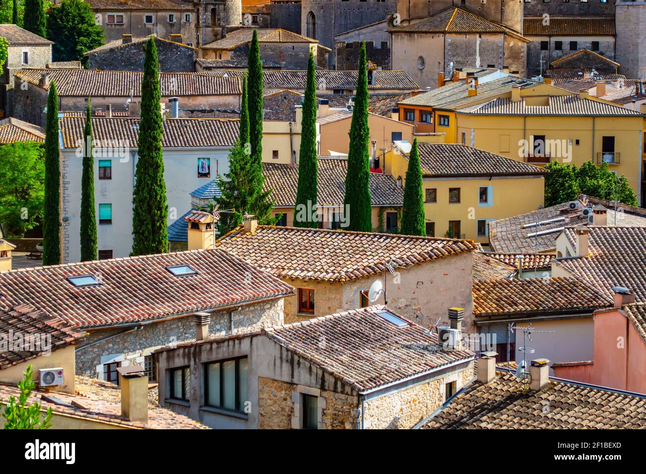 Bei tetti in piastrelle e vecchie case nella città di Girona, Catalogna, Spagna Foto Stock