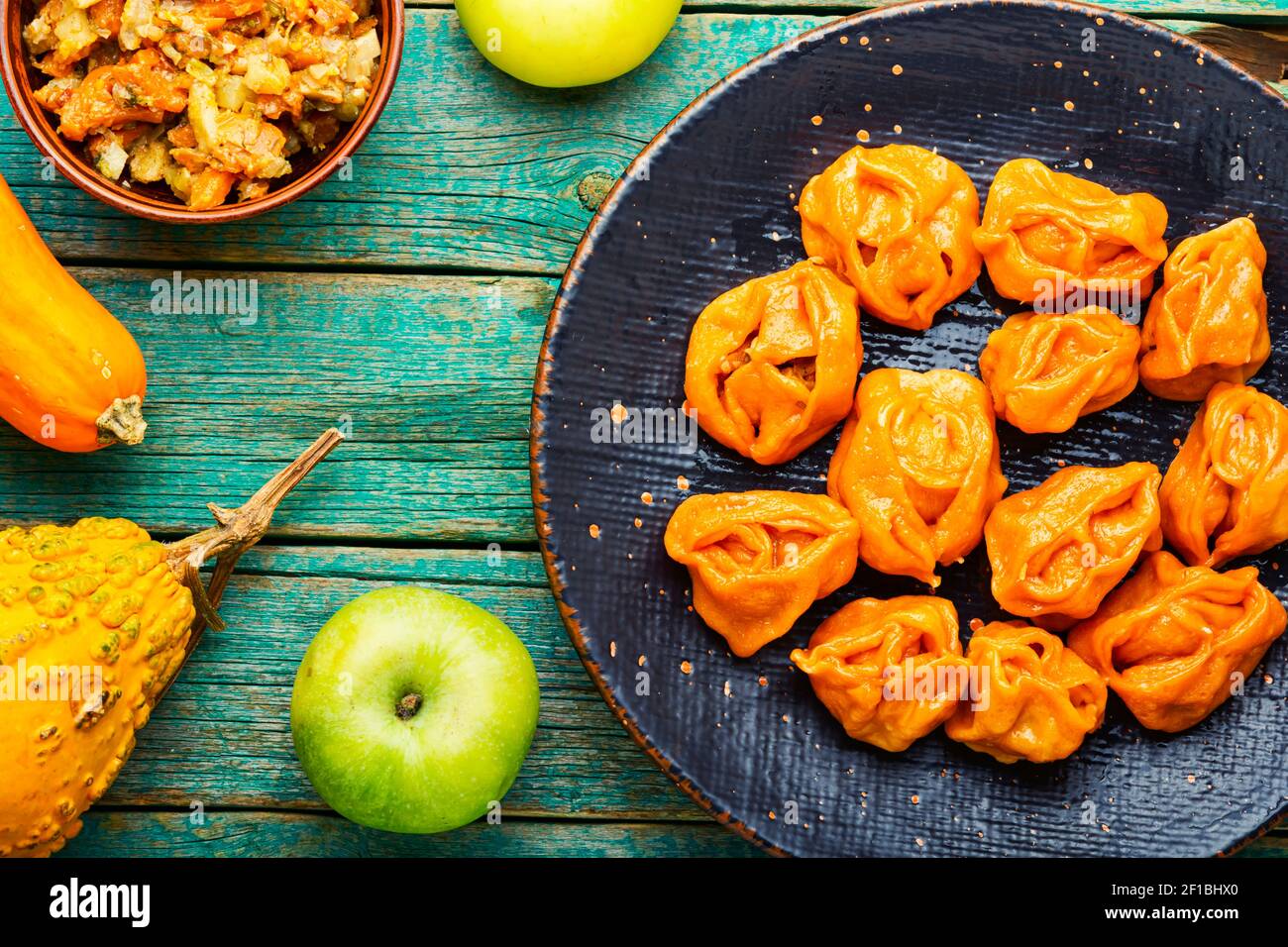 Gnocchi al vapore o manti con zucca.Manty con zucca.piatto asiatico tradizionale Foto Stock