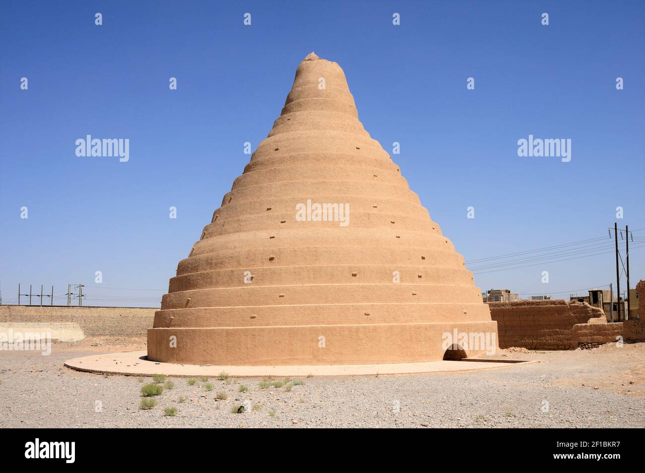 Una cisterna medievale fatta di mattoni di fango. Queste cisterne sono situate nelle zone rurali dell'Iran. Le cisterne soddisfano le esigenze idriche dei passeggeri. Foto Stock