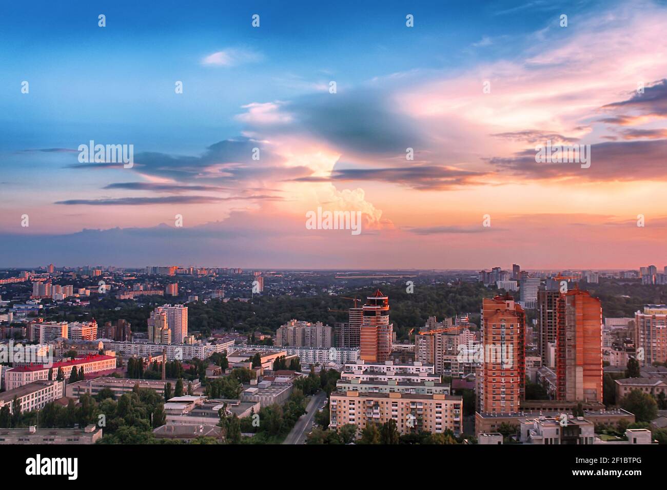 Bellissimo tramonto blu e rosa sul quartiere di Pechersk a Kiev, Ucraina Foto Stock