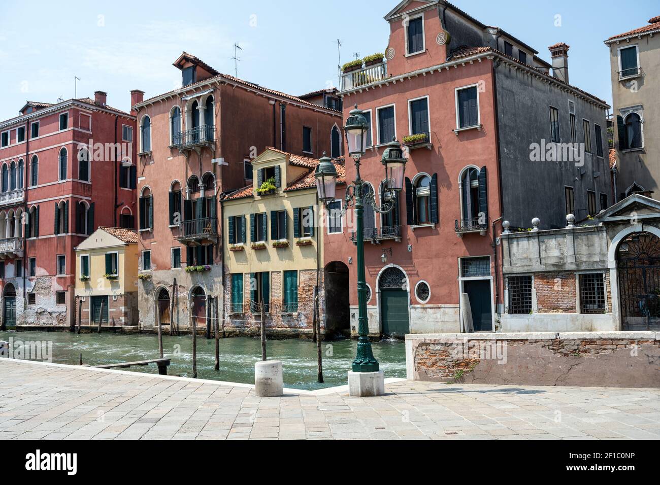 Belle case antiche e uno dei famosi canali di Venezia Foto Stock
