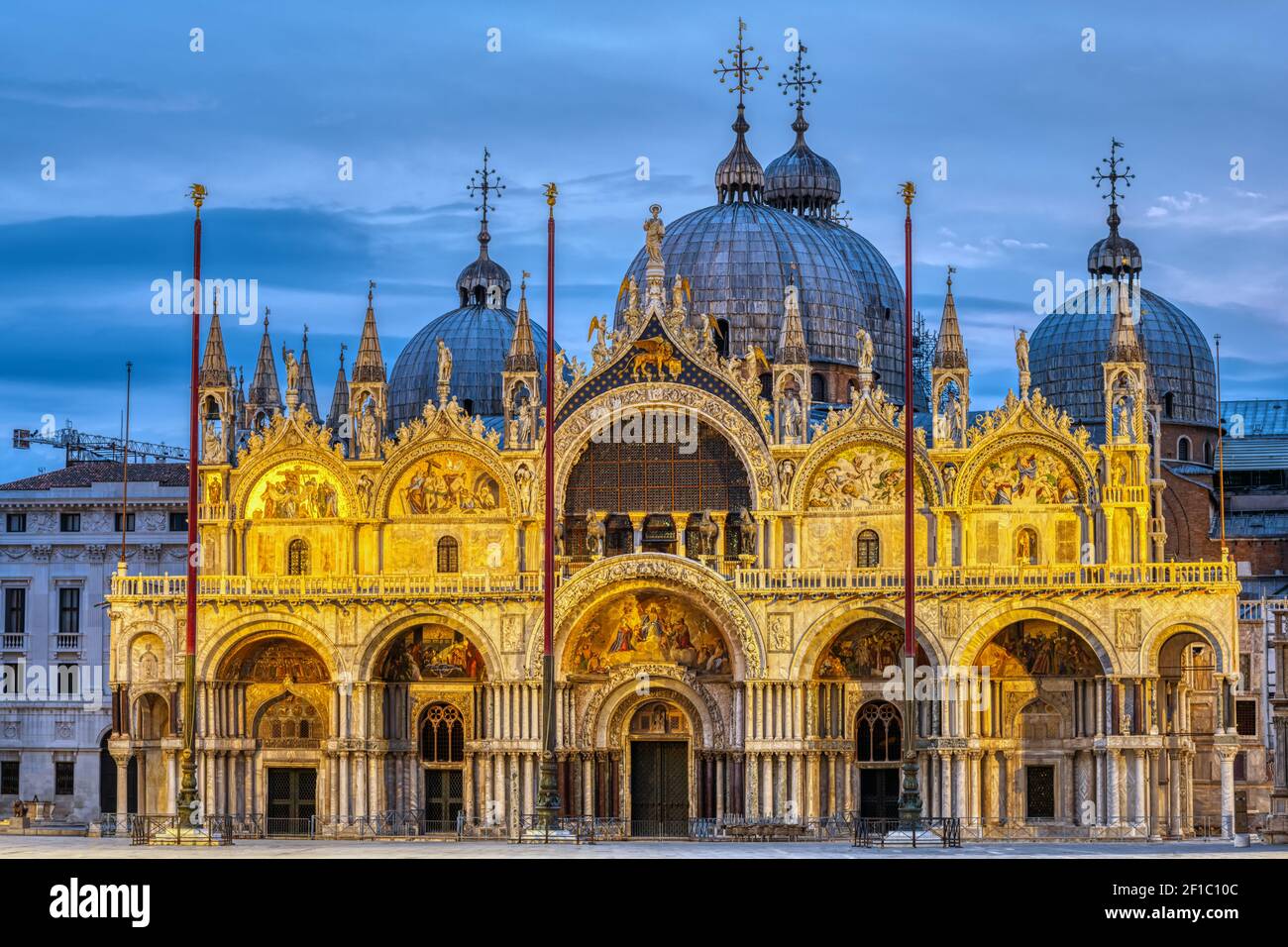 La famosa Basilica di San Marco a Venezia all'alba Foto Stock