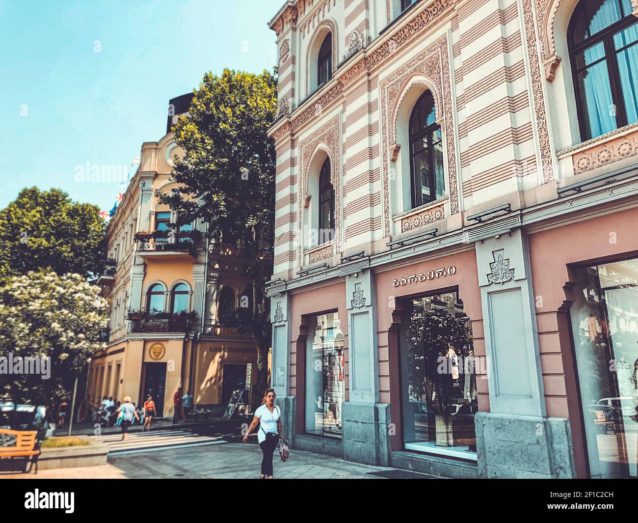 TBILISI, GEORGIA - 10 luglio 2018: Negozio di marca Burberry. Vista sulla facciata del vecchio palazzo del municipio e sul vecchio edificio di Tbilisi, Goergia Foto Stock