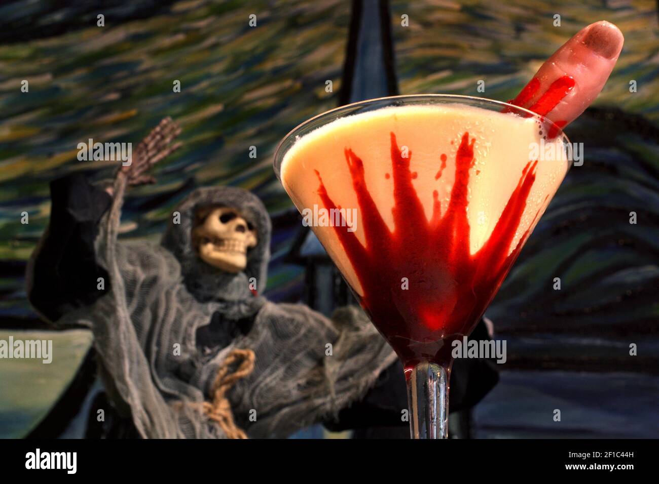 Rendi il massacro di Chainsaw Martini per una festa di Halloween sanguinosa e buona. Il 'sangue' è il toppic del dessert del lampone. Guarnire con parti del corpo di gommi o agitatori tematici. (Foto di Robert Cohen/St. Louis Post-Dispatch/MCT/Sipa USA) Foto Stock